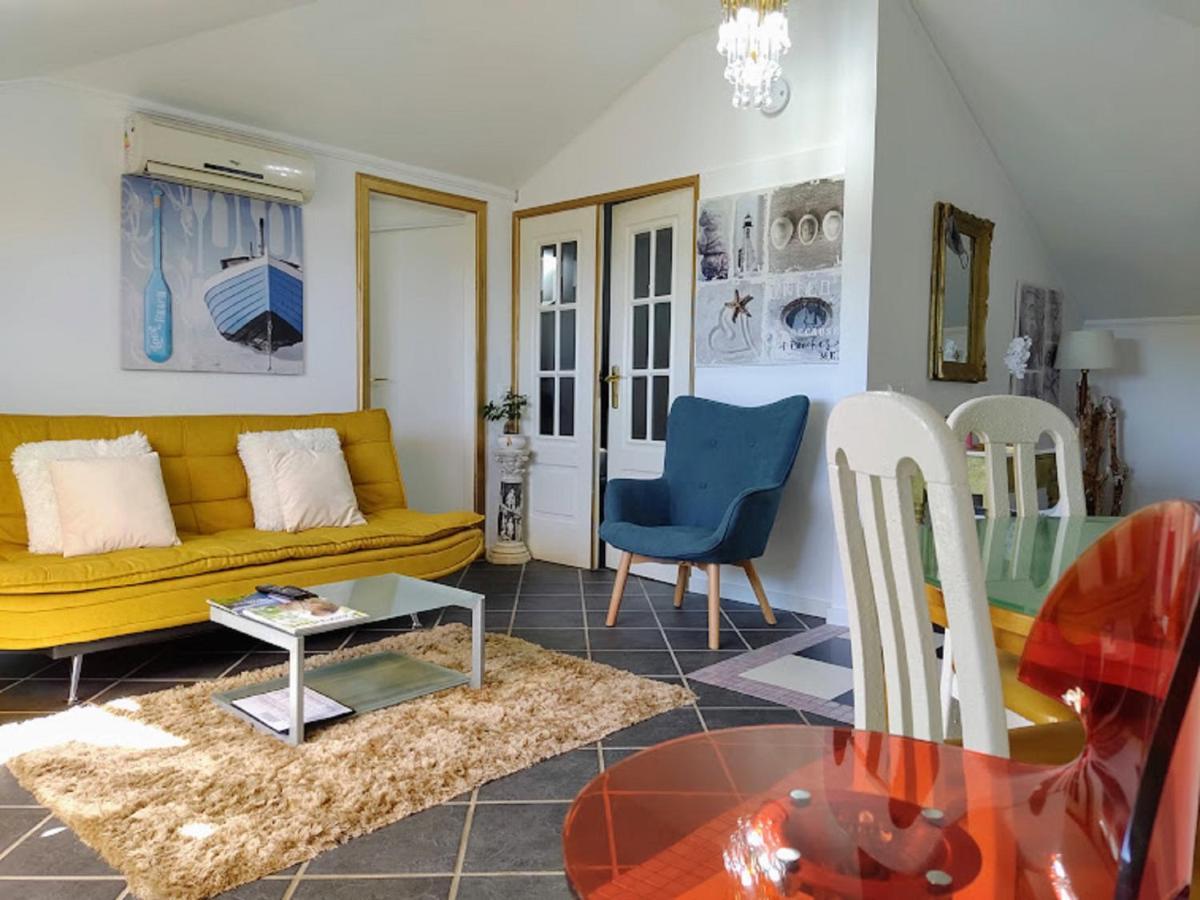 Apartment Attic Bay